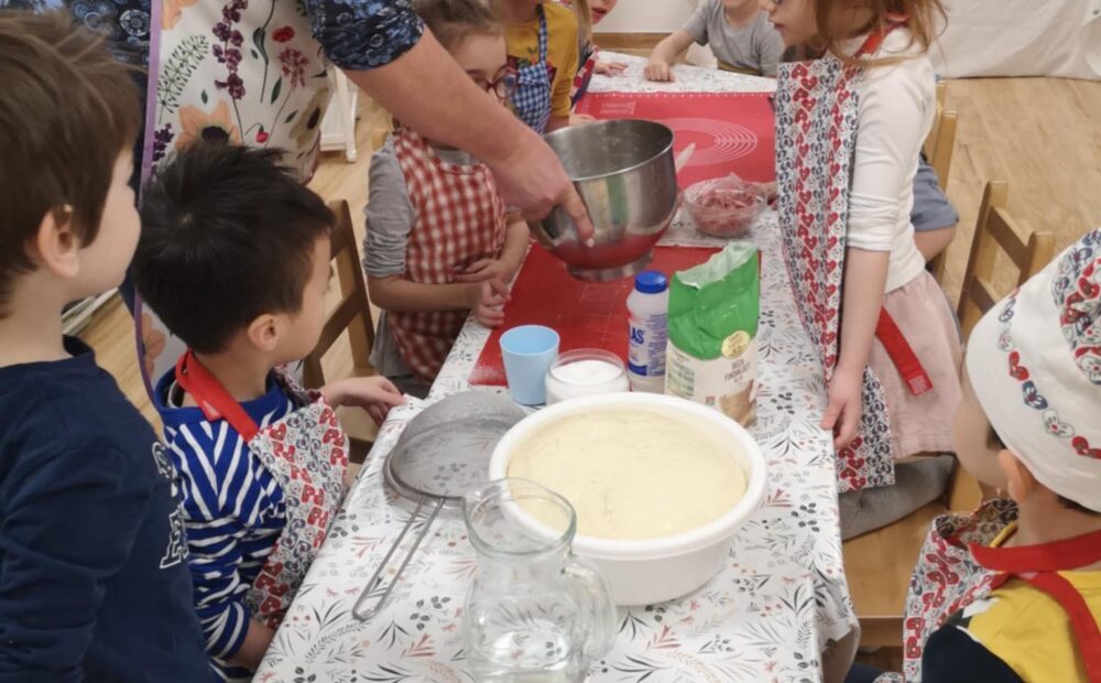 Elképesztő illatok mellett a gyerekek a pizzasütés után, olasz zenét hallgatva, vendégként élvezhették a kiszolgálást. Ezután már a hosszú bevásárlólista sem jelentett gondot Kuckó város jól felszerelt boltjában, itt mindent sikerült begyűjteni a bevásárlókocsikba.