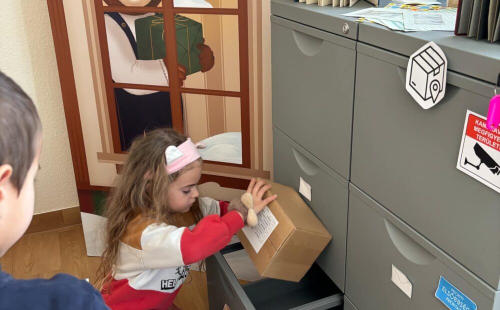 Kuckó város postáján még a farsangi forgatagban sem kellett sokat sorban állni. Aki elég gyorsan számolt, szortírozott még időben odaért munkájából a szépségszalonba, ahol furcsa frizurákat vághatott, sminkelhetett vagy körmöt festhetett.