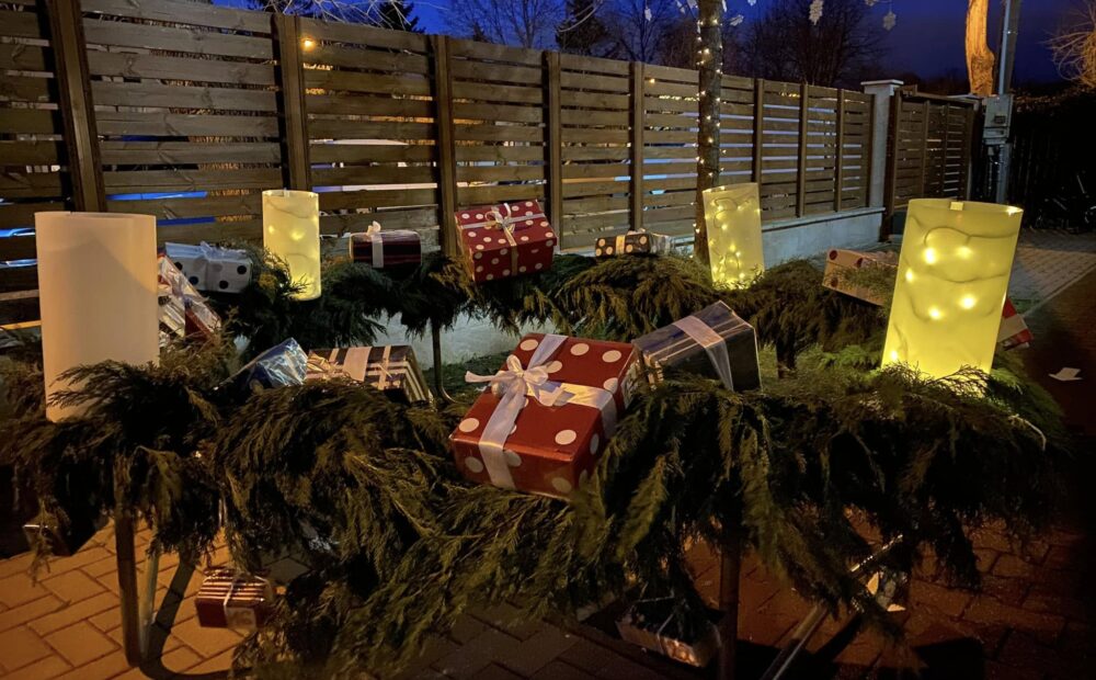 ÍGY HANGOLÓDTUNK AZ ÜNNEPEKRE🎄 Decemberben minden nap egy óriás adventi koszorú díszei rejtették a csoportoknak a meglepetéseket. A gyerekek izgatottan várták a különleges játékokat. 🎁