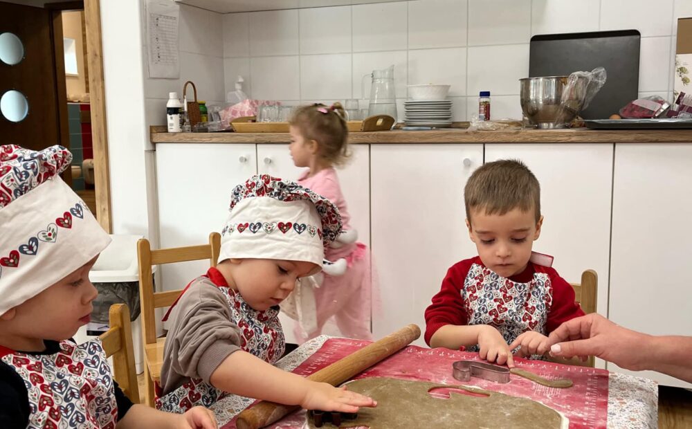PILLANATOK a Maci csoport foglalkozásaiból 3 éves KISCSOPORTOSOK, szeptemberben kezdték csak az óvodát… Hihetetlen, hogy mi mindent megtanultak azóta és mennyire együttműködőek.
